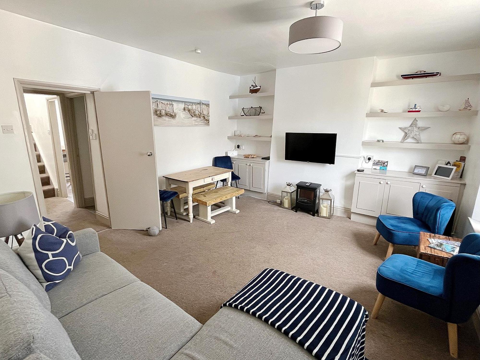 Nancie's Place - Town Center With Private Parking - A Traditional Georgian Private Duplex - Beautifully Refurbished - Two Bedrooms, Bathroom, Kitchen And Lounge Diner * Dartmouth